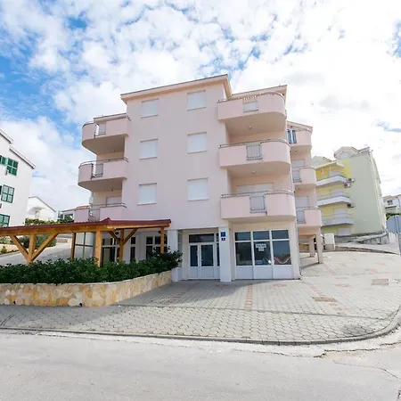 Apartament Lero *